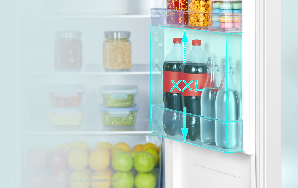 Puerta de refrigerador con botellas y recipientes, botellas XXL resaltadas.