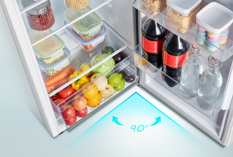 Un refrigerador abierto lleno de frutas, verduras, bebidas y recipientes.