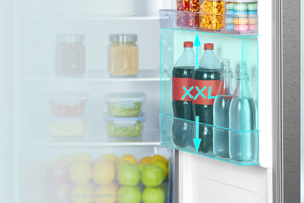 Balda de puerta de frigorífico con botellas XXL de refresco y botellas de cristal. Otras baldas tienen tarros y recipientes.