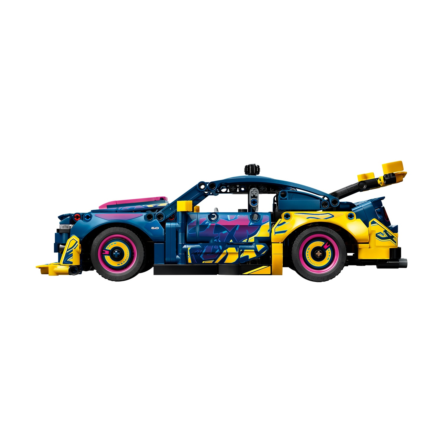 Una macchina da corsa Lego blu e gialla con accenti rosa e spoiler posteriore.