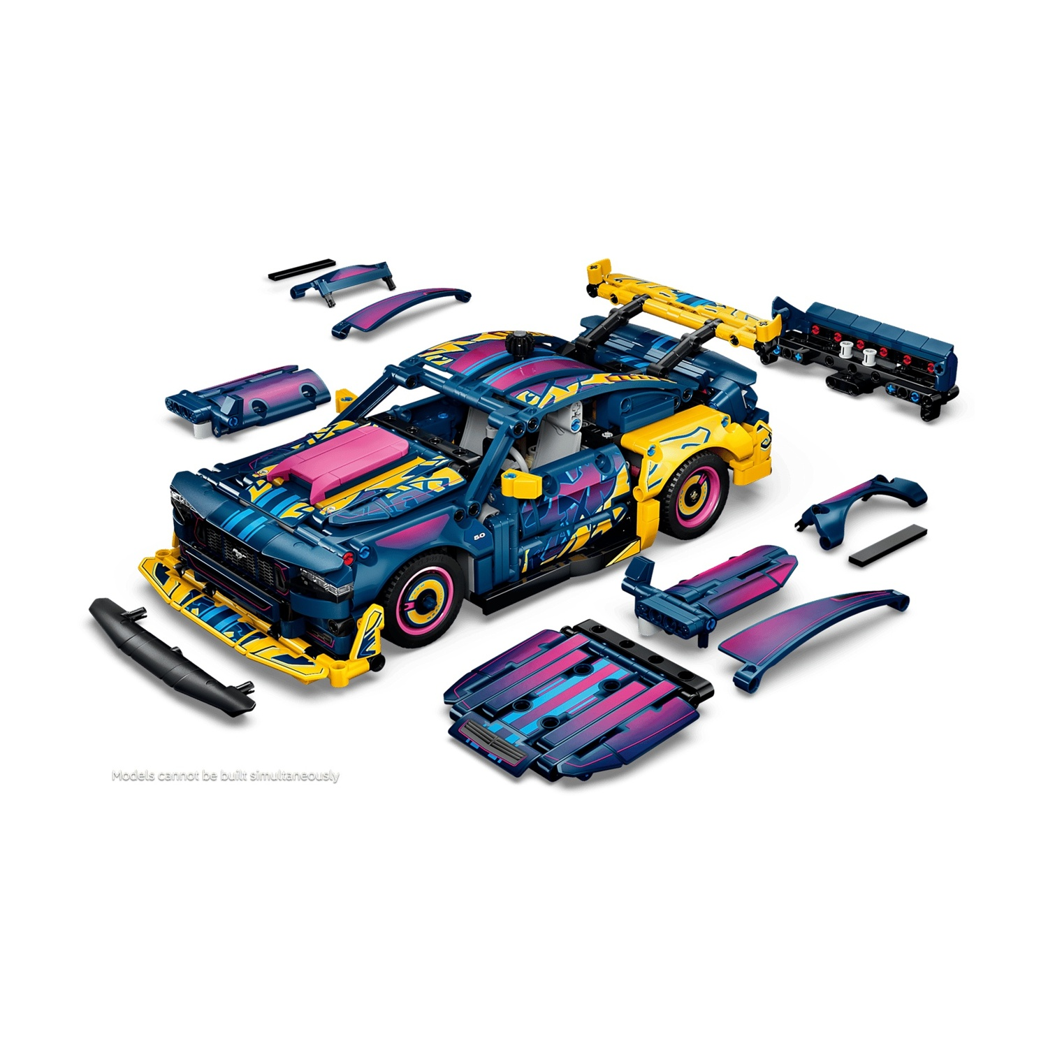 Una macchina da corsa Lego blu con accenti gialli e rosa, circondata da parti smontate.