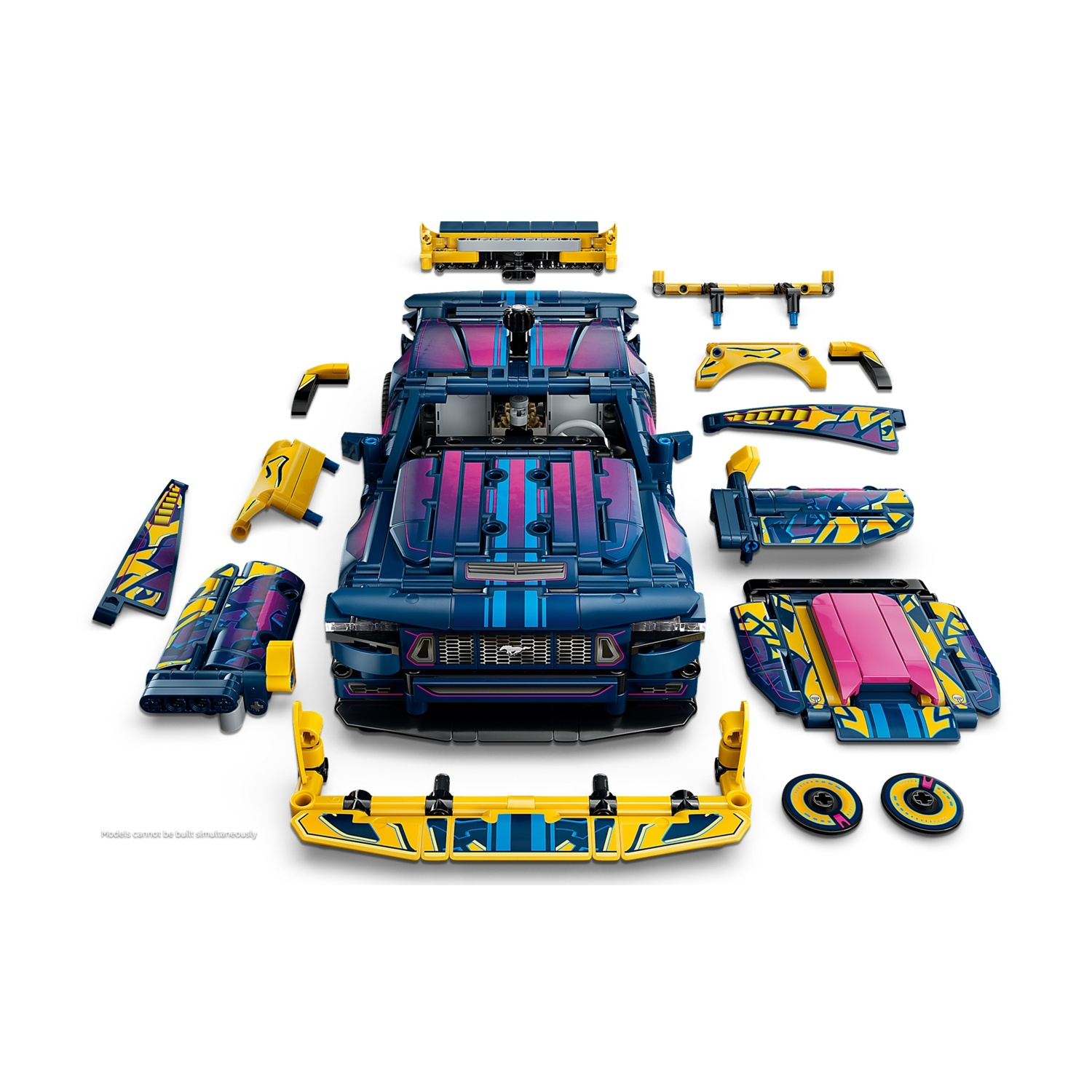 Una macchina sportiva Lego blu con accenti gialli e rosa, smontata in pezzi.