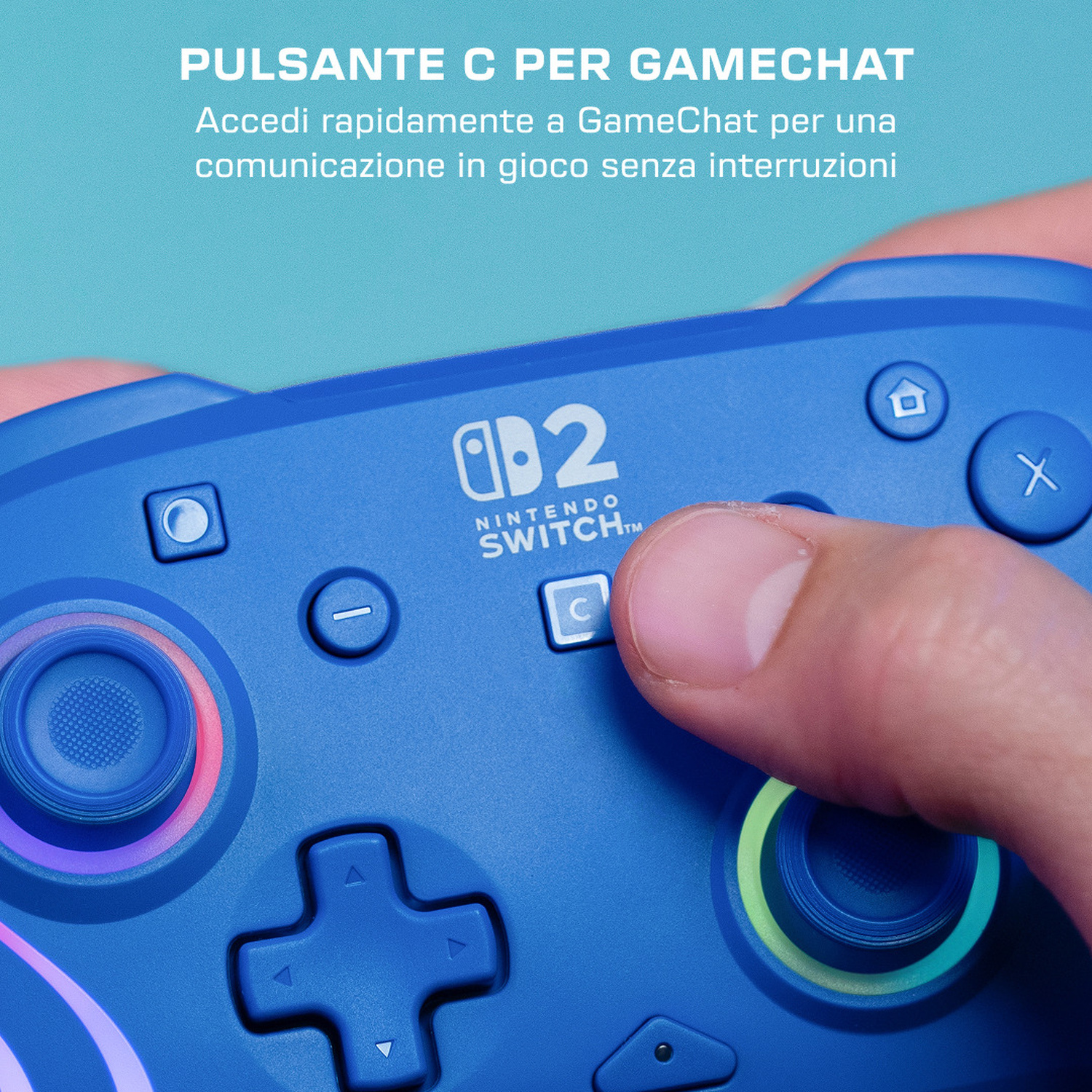 Una persona preme il pulsante C su un controller blu Nintendo Switch.