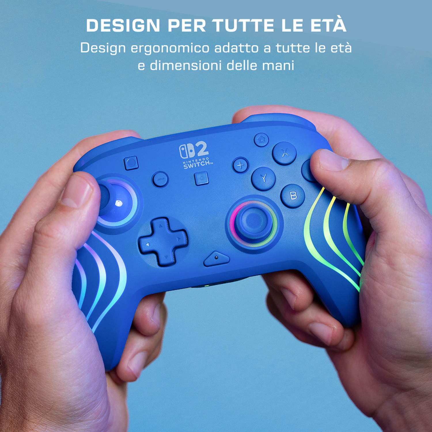 Controller blu Nintendo Switch con accenti luminosi, tenuto dalle mani.