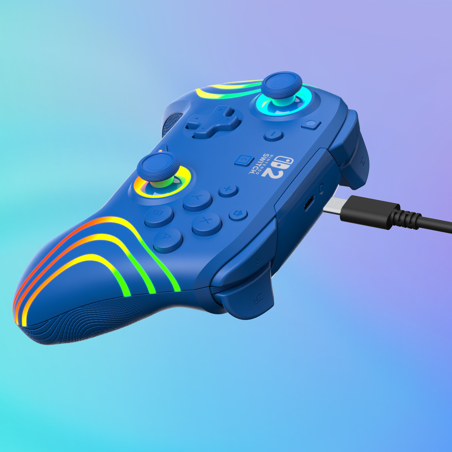 Un controller blu Nintendo Switch con accenti arcobaleno e cavo USB-C.