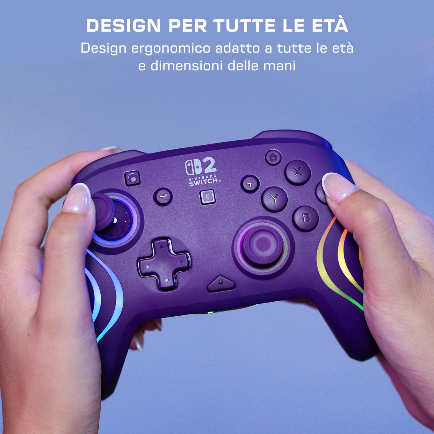 Mani tengono un controller viola Nintendo Switch con accenti luminosi.