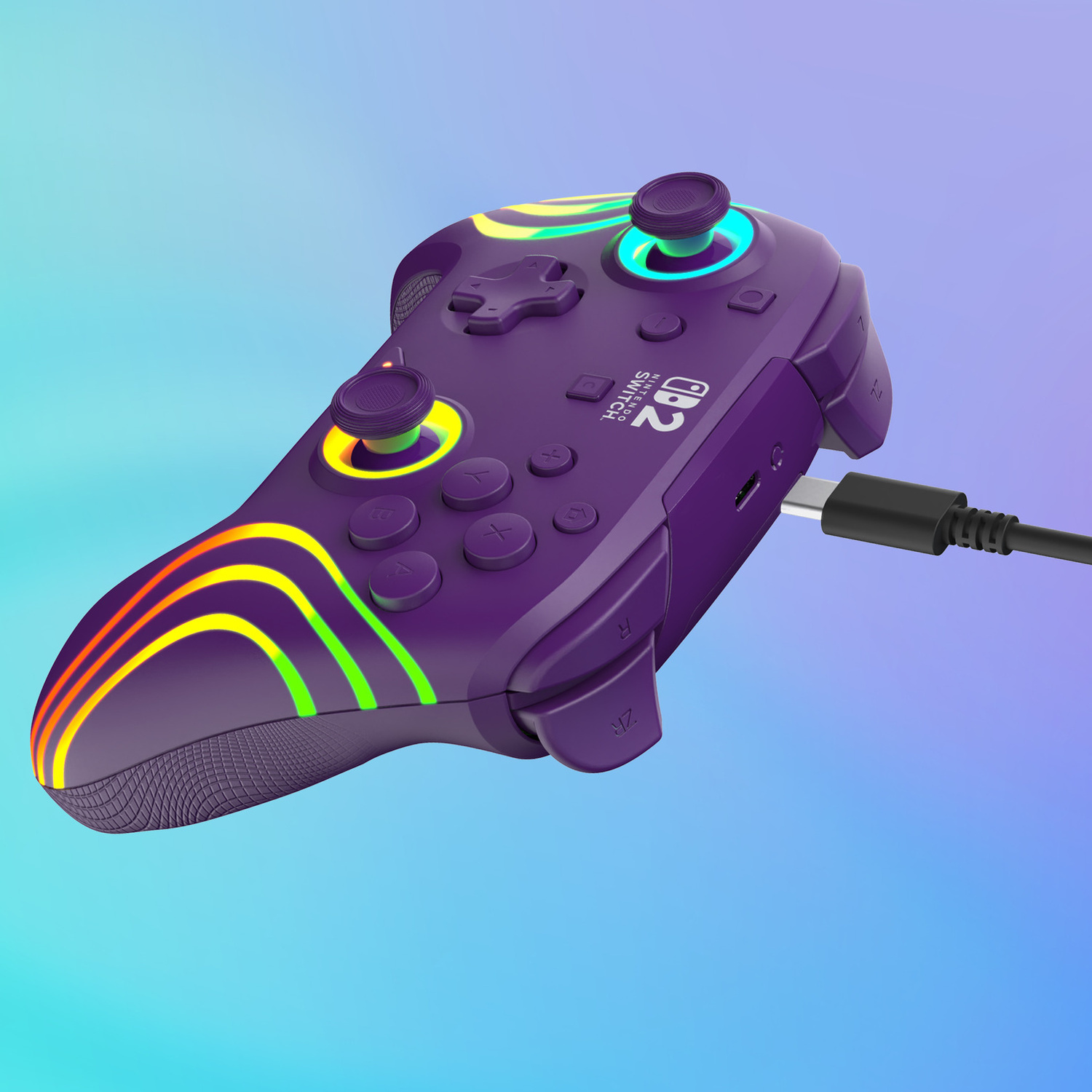 Controller viola Nintendo Switch con accenti luminosi colorati e cavo USB-C collegato.