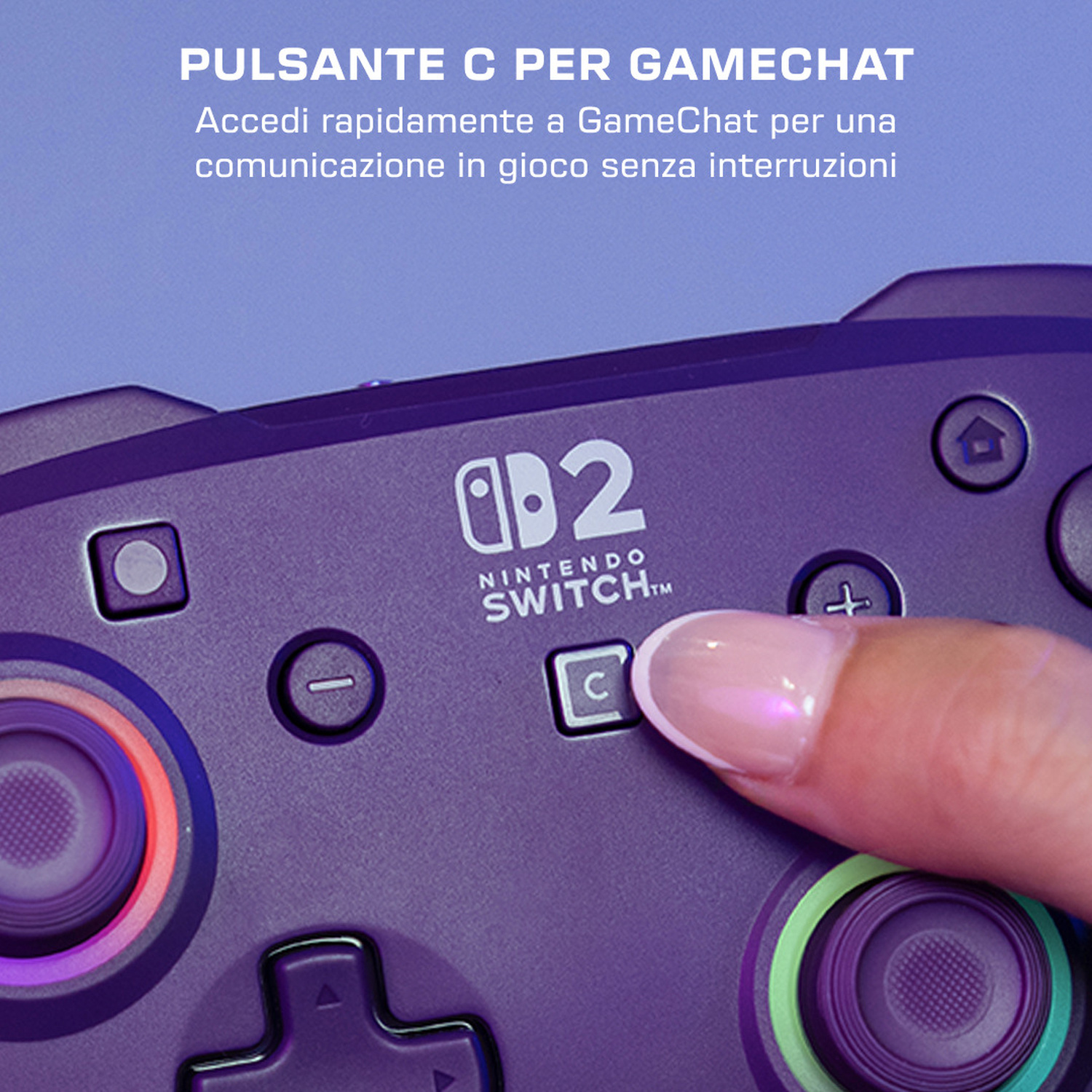 Primo piano di un controller viola Nintendo Switch. Un dito preme il pulsante C.