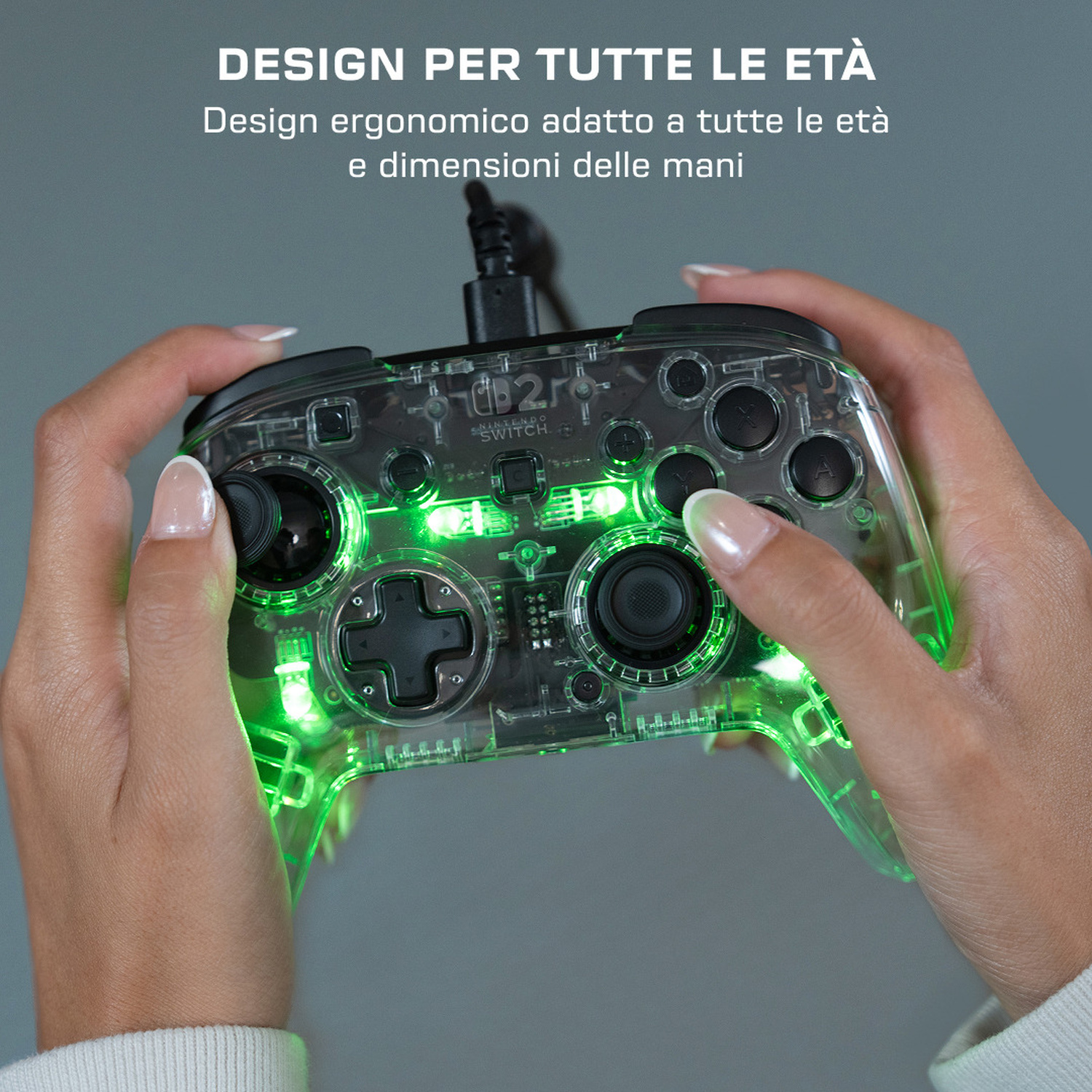 Controller trasparente con illuminazione LED verde, tenuto dalle mani.