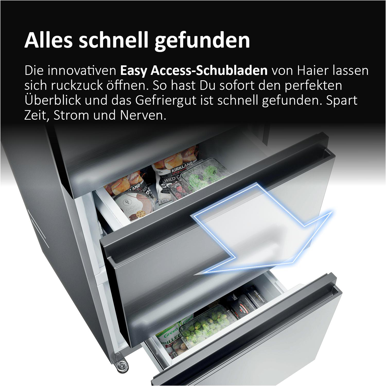Ein offener Kühlschrank mit drei Schubladen, gefüllt mit Lebensmitteln.