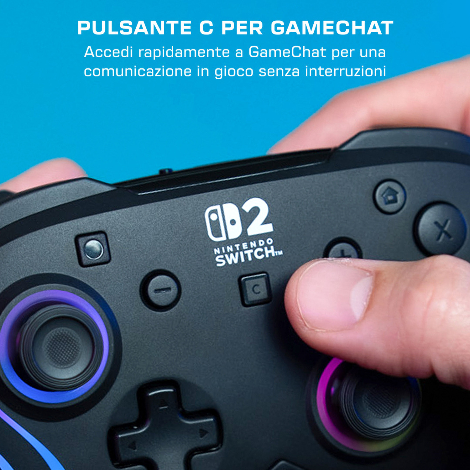 Un dito preme il pulsante C di un controller Nintendo Switch nero.