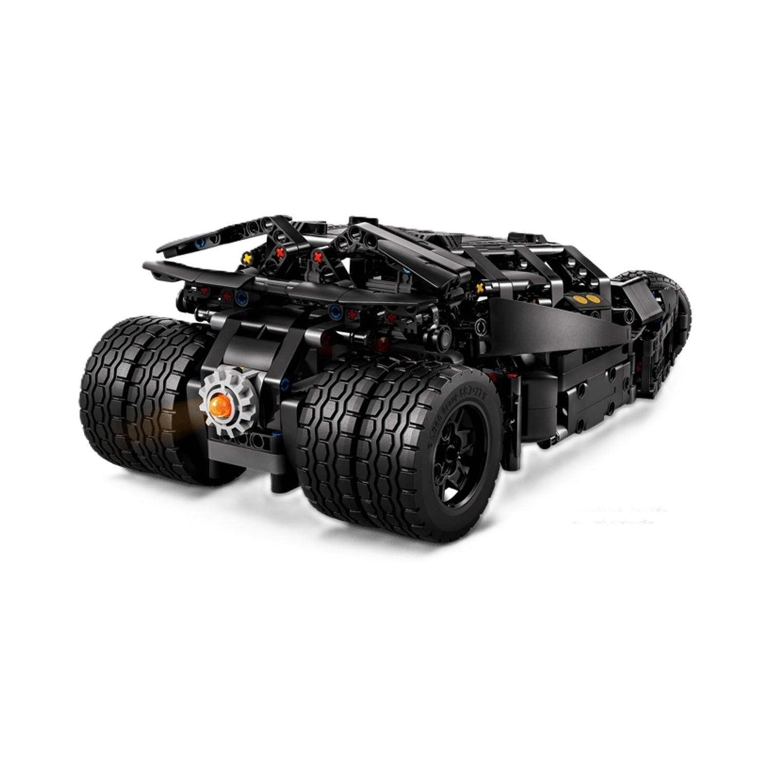 Replica Lego nera della Batmobile con pneumatici grandi e intricati dettagli meccanici.