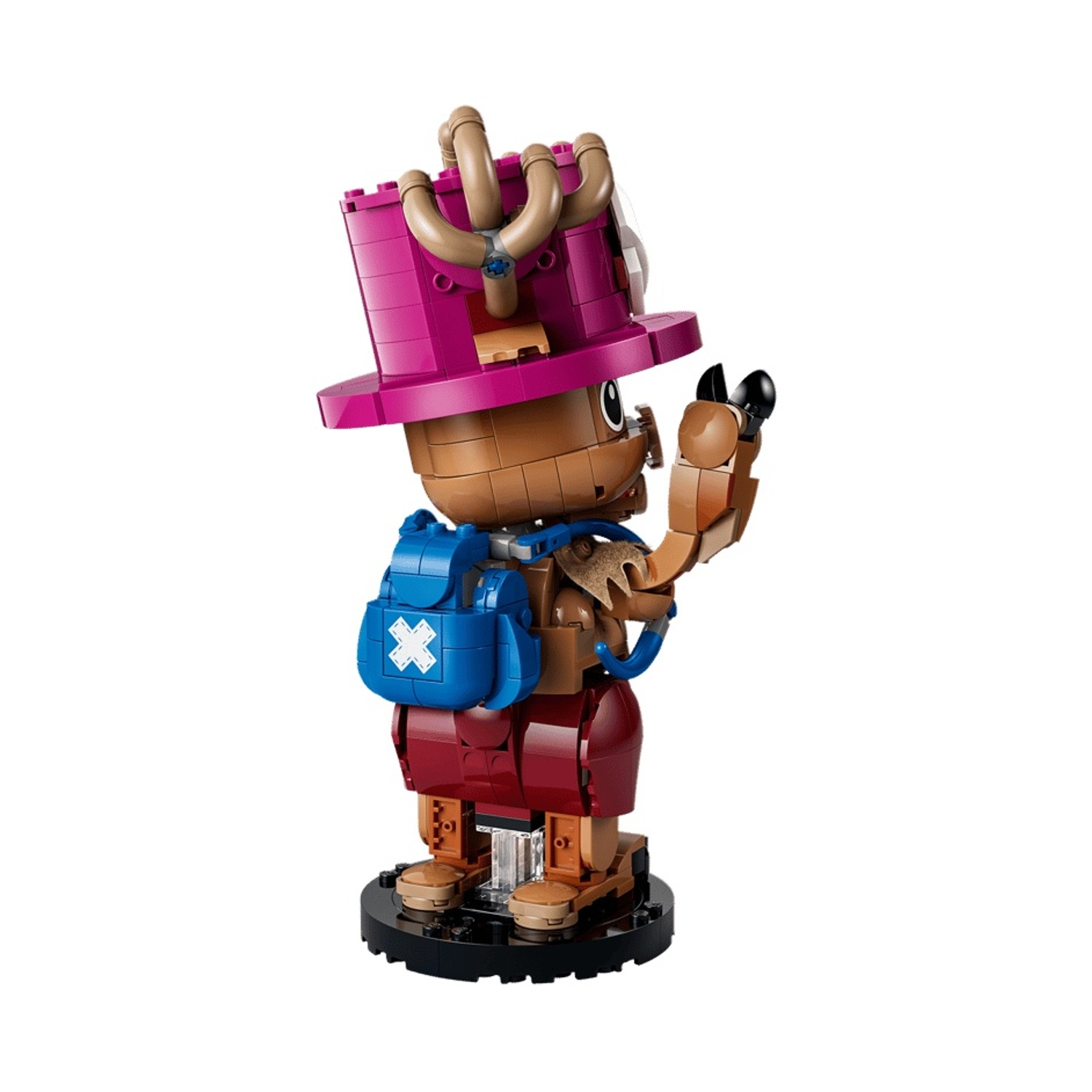 Un personaggio Lego marrone con cappello rosa, zaino blu e pantaloncini rossi.