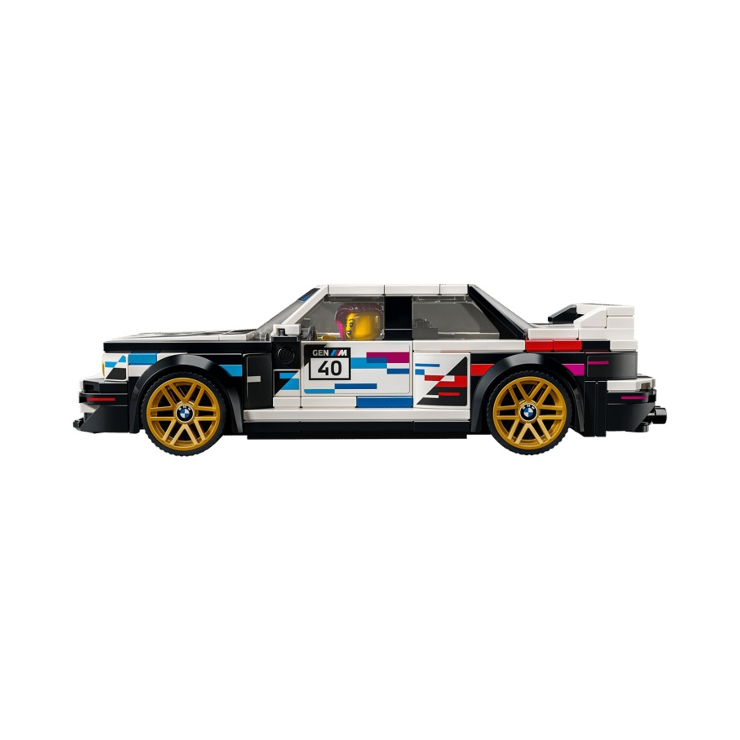 Un'auto da corsa Lego BMW M3 bianca con ruote dorate e decalcomanie da corsa.