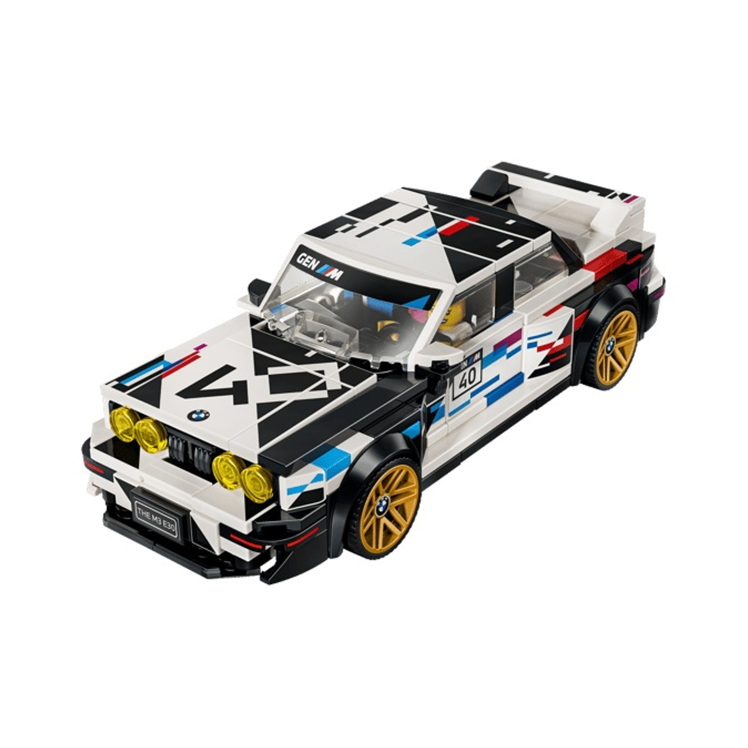 Auto da corsa Lego BMW M3 E30 bianca con grafiche nere, blu e rosse, ruote dorate.