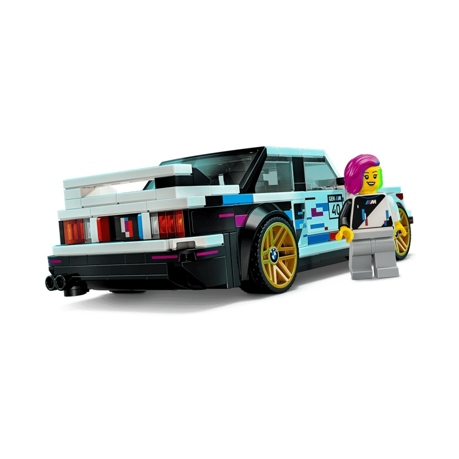 Un'auto Lego con un guidatore. L'auto è bianca con accenti blu e rossi.