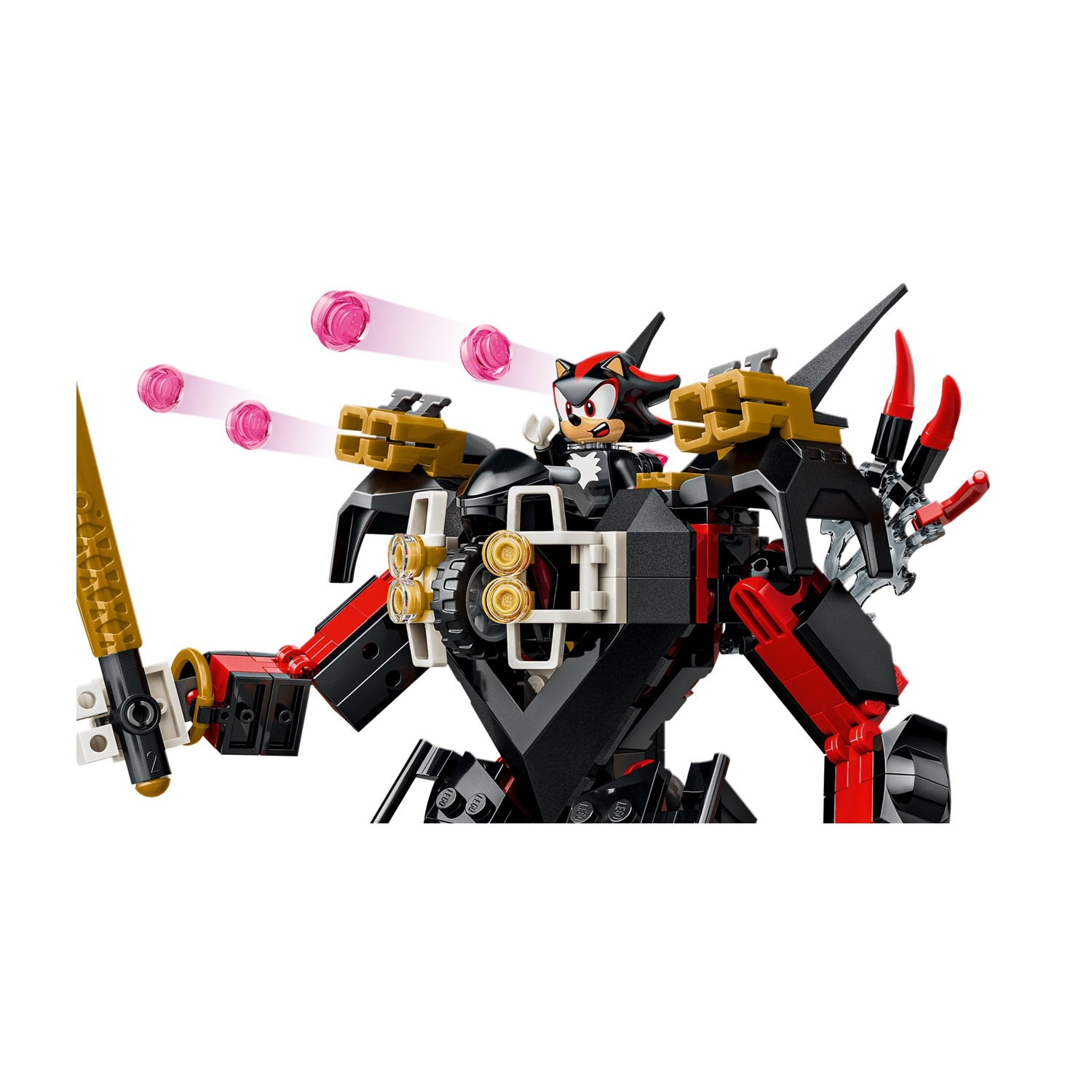 Un mech nero e rosso con Shadow the Hedgehog, che spara proiettili rosa.