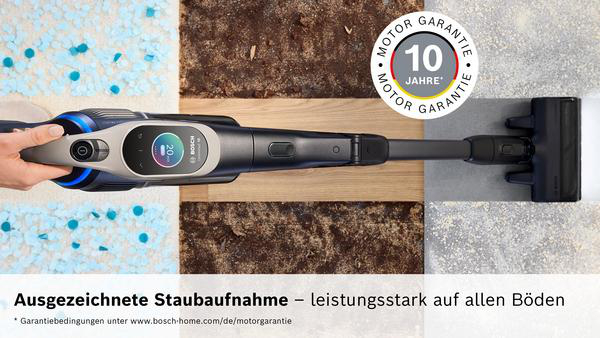 Ein Bosch Akku-Staubsauger mit Display wird über einem Teppich gehalten.