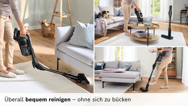 Eine Person saugt einen Teppichboden in einem Wohnzimmer mit einem Handstaubsauger.