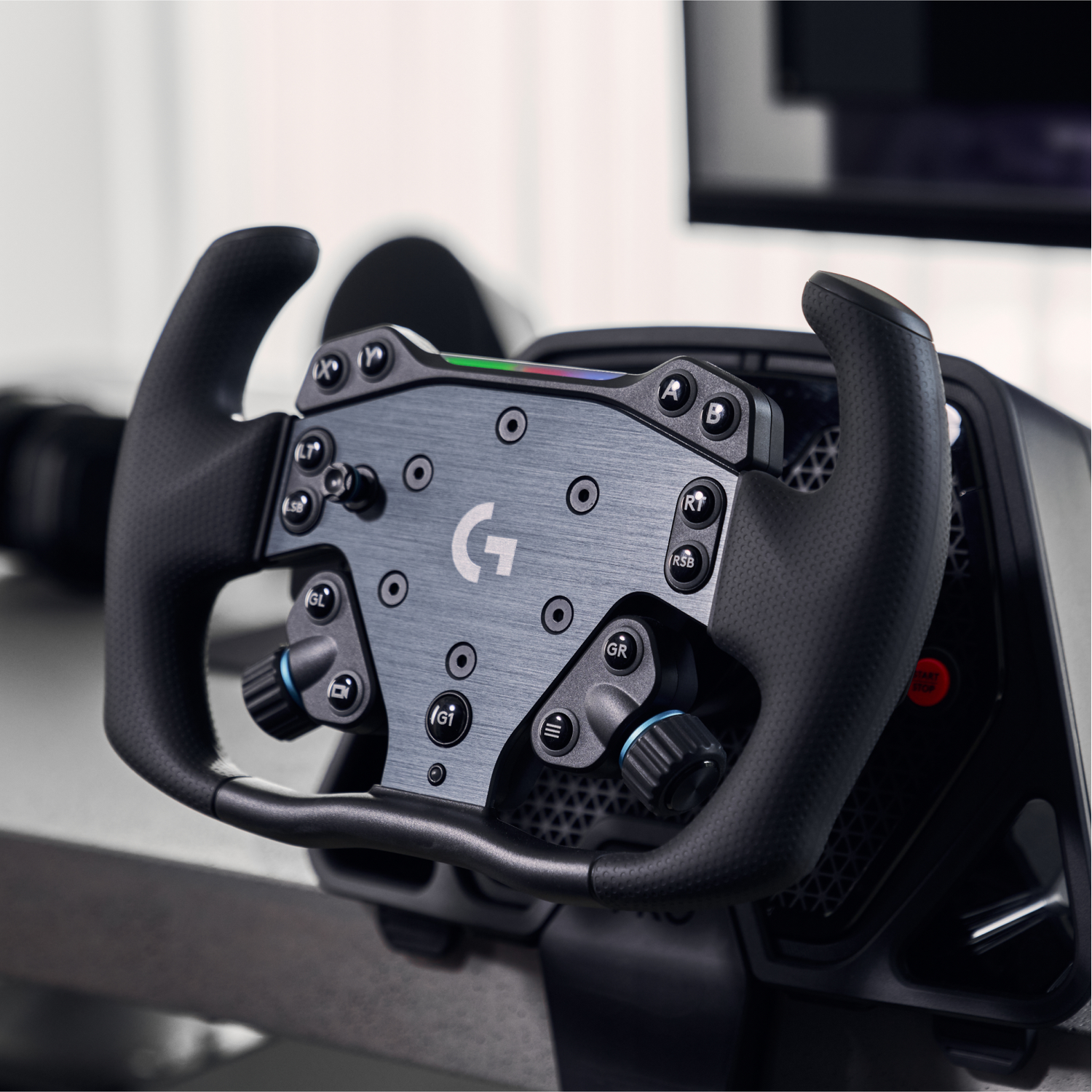 Een Logitech G racestuur met handgrepen, knoppen en een centraal G-logo.