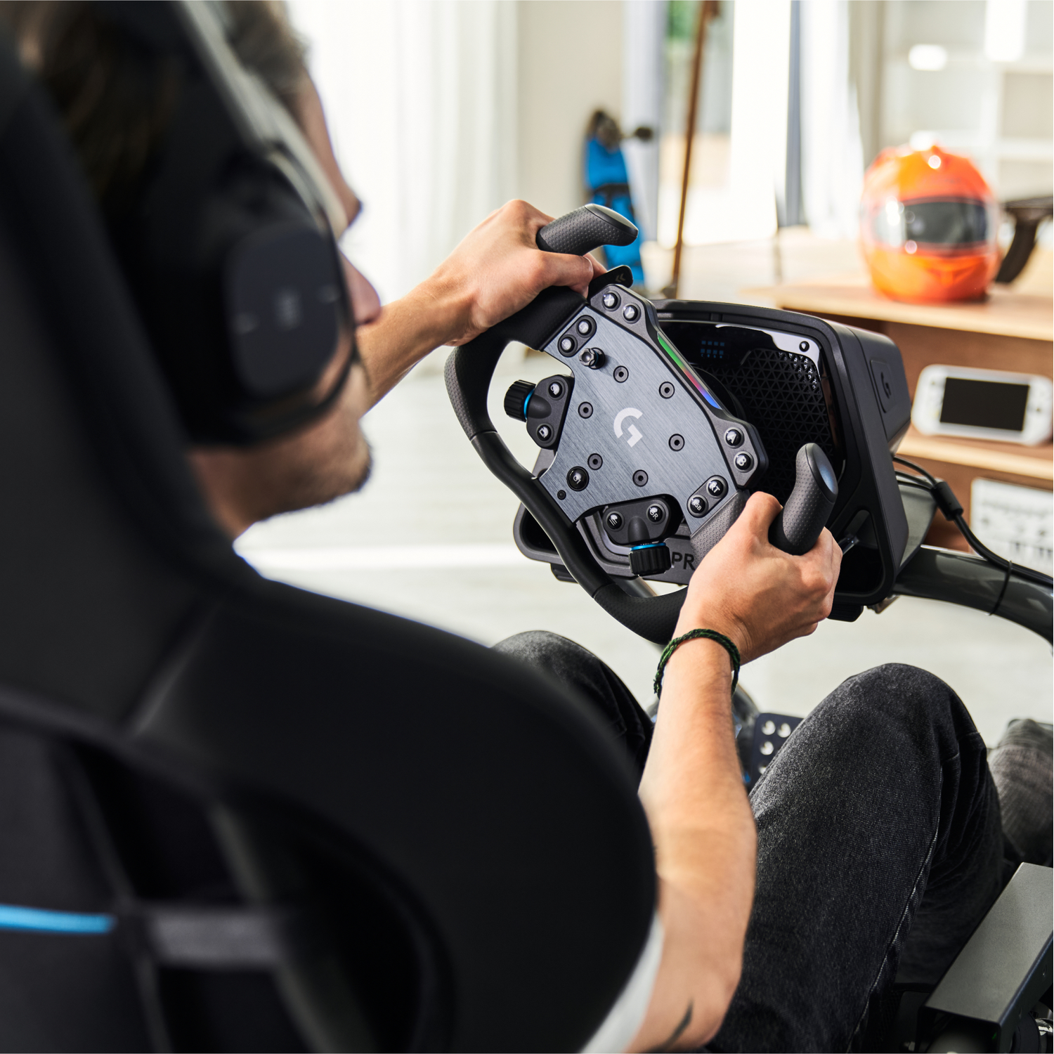 Persoon met headset speelt racegame met Logitech G Pro stuur en pedalen.