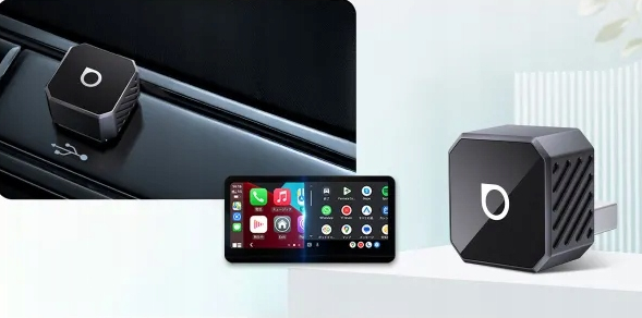 Widoczny czarny sześcian z logo i smartfon z aplikacjami.