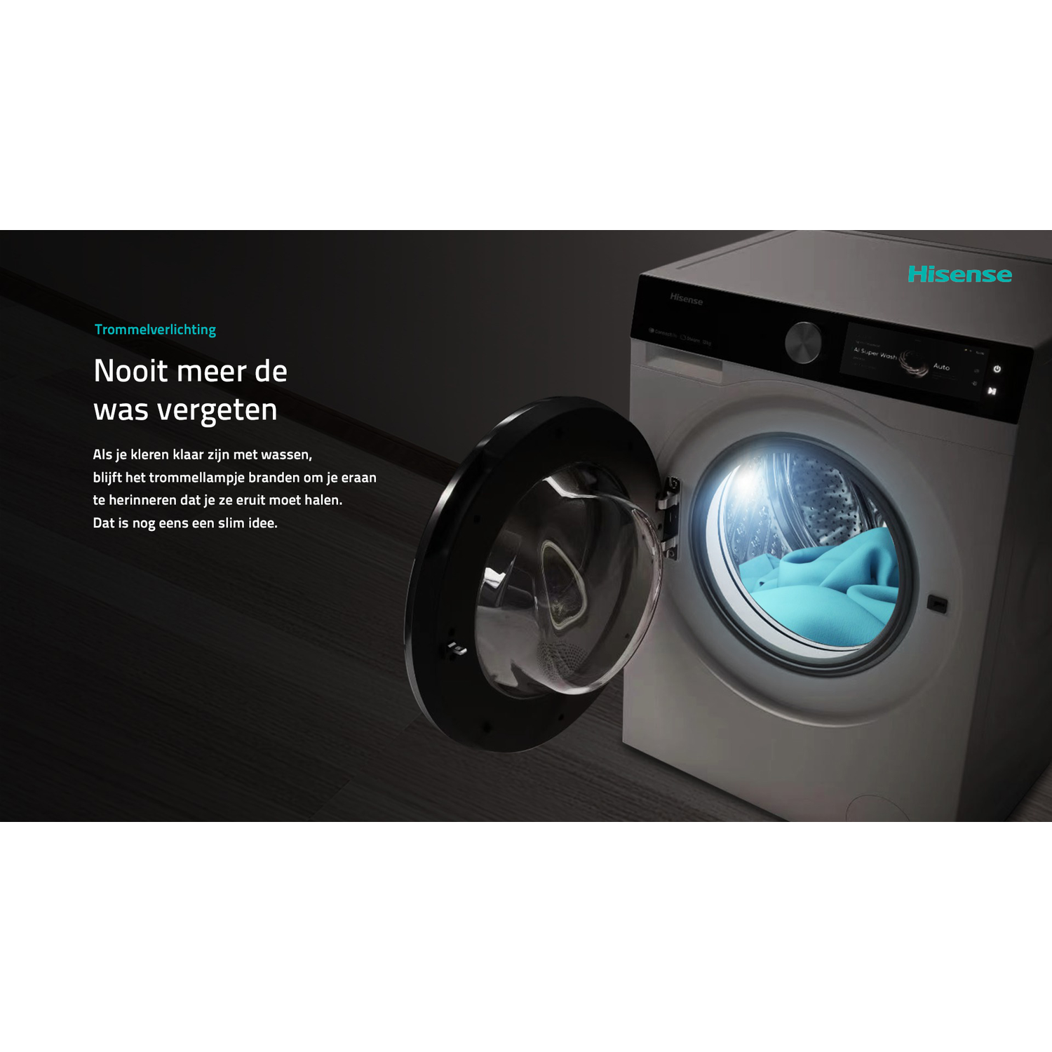 Een Hisense wasmachine met verlichte trommel en blauw wasgoed erin.