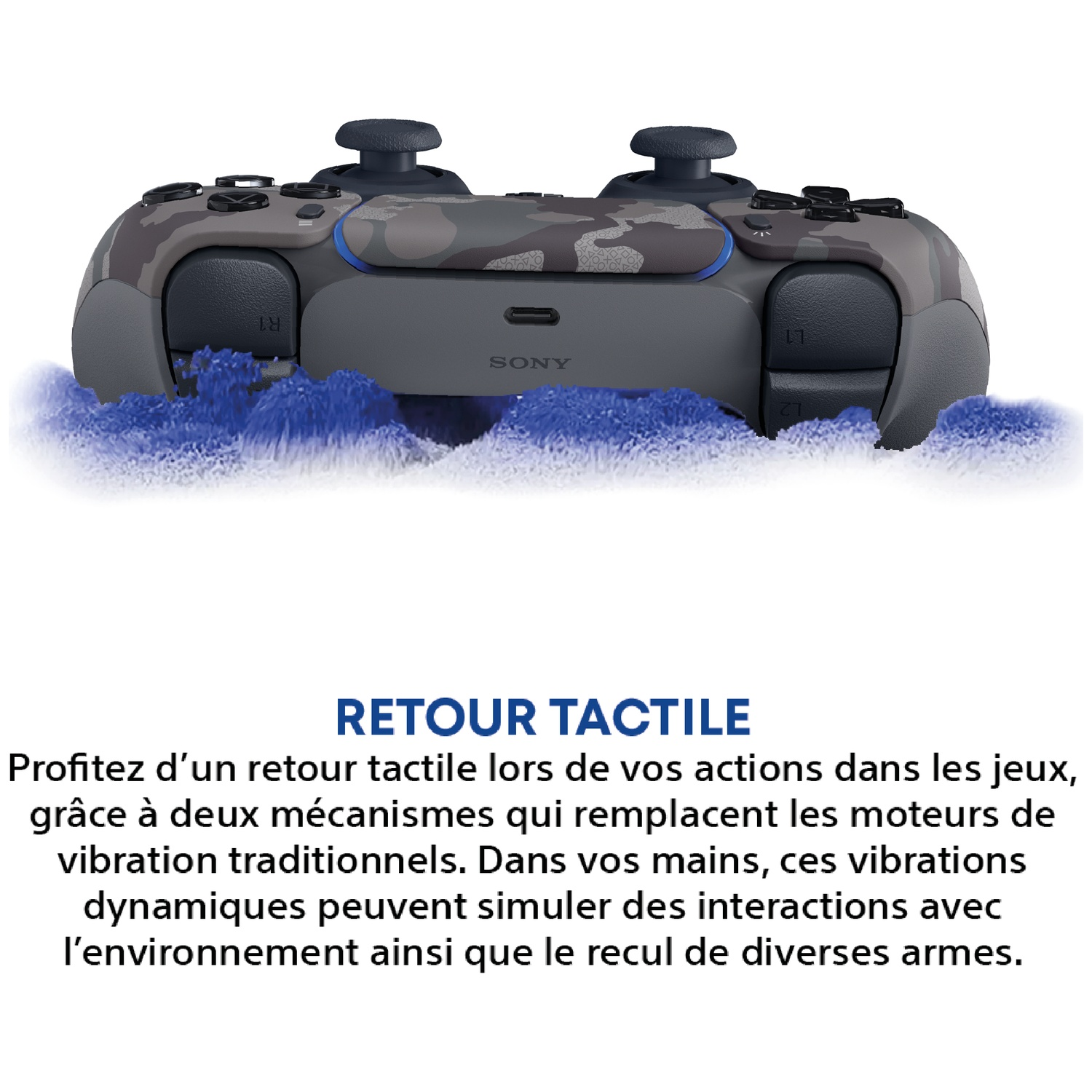 Une manette PS5 camouflage aux accents bleus flotte au-dessus d'une fumée bleue tourbillonnante.