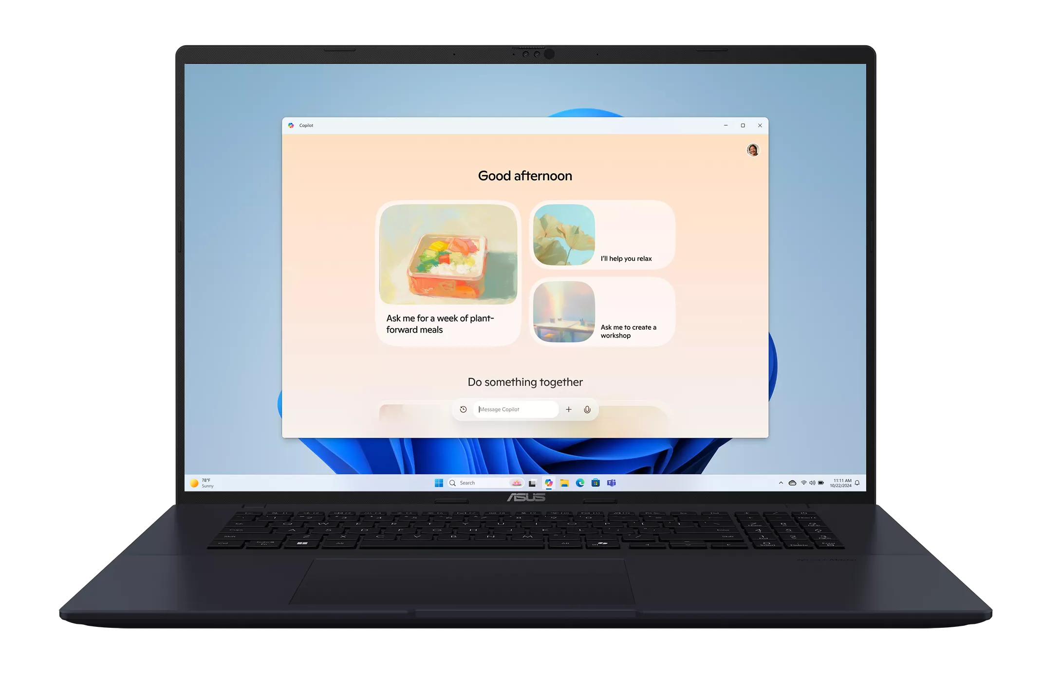 Laptop wyświetla okno Copilota z opcjami posiłków lub relaksu.