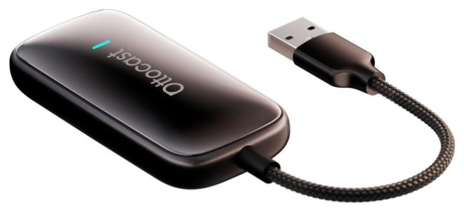 Czarne urządzenie DittoCast z niebieskim światłem i plecionym kablem USB.
