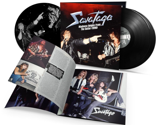 Savatage Album mit Vinyl und Buch. Rockband spielt auf der Bühne.