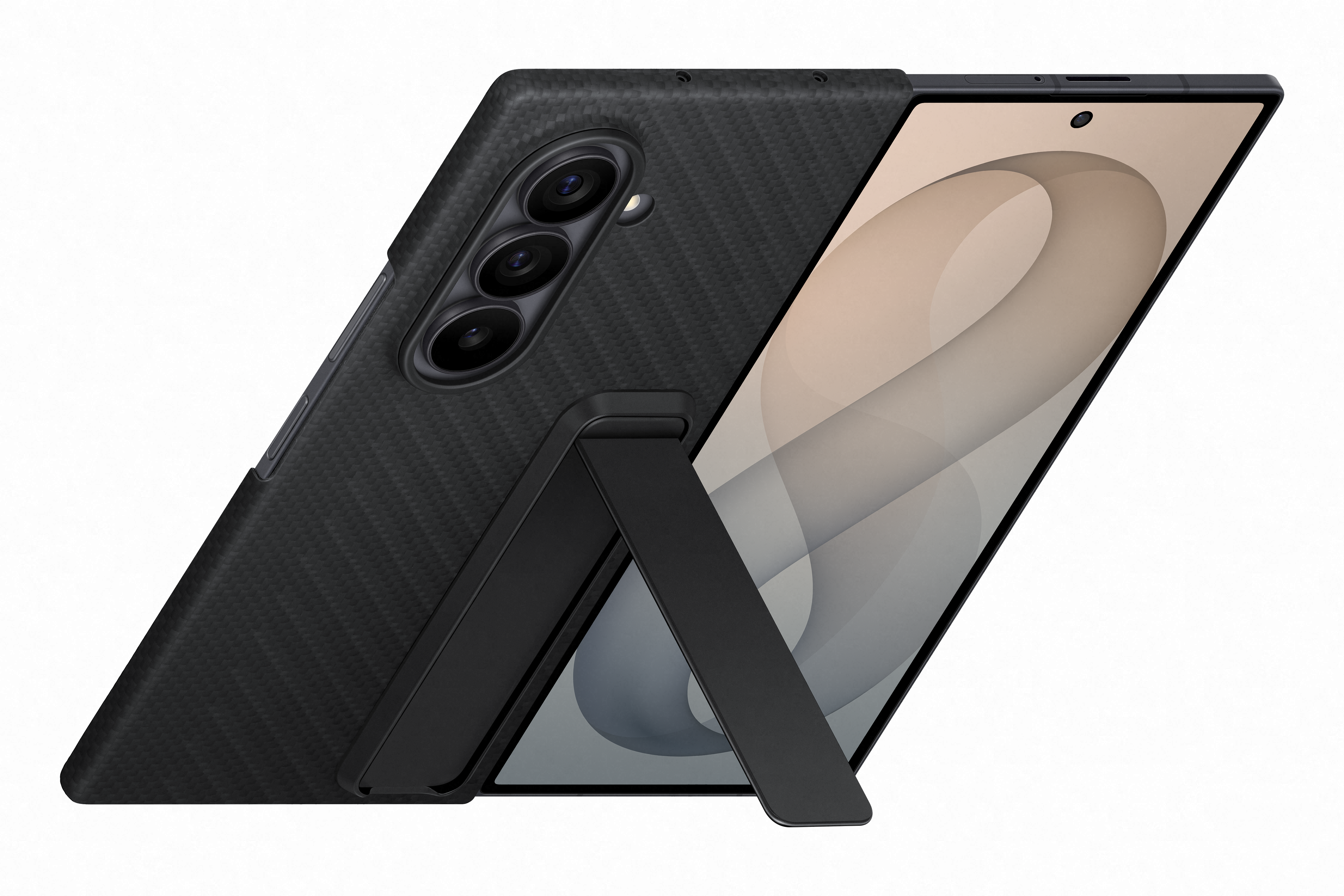 Ein schwarzes Handy mit Carbon-Muster-Hülle und Ständer, das auf dem Bildschirm steht.