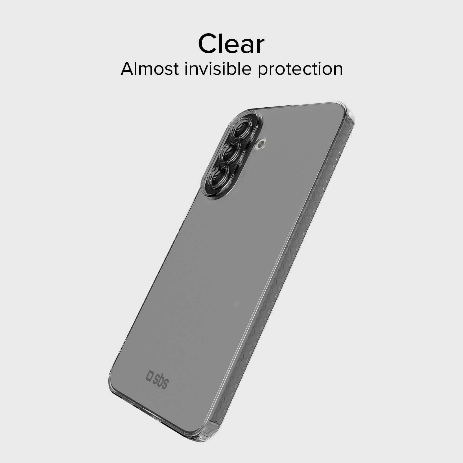 Graues Smartphone mit drei Kameras in einer klaren Hülle, auf hellem Hintergrund.
