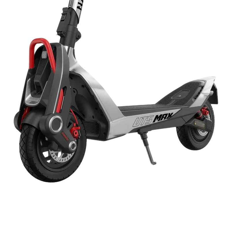Silberner E-Scooter mit roten Akzenten, UTS MAX Logo auf schwarzem Hintergrund.