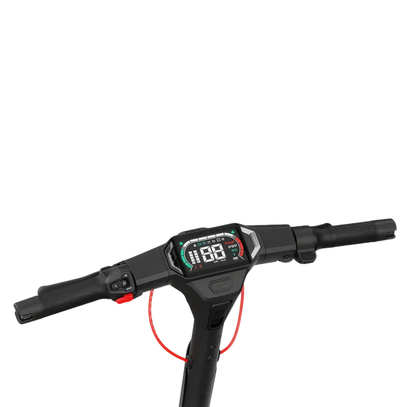 Lenker eines E-Scooters mit digitalem Display, das Geschwindigkeit und Batteriestand anzeigt.