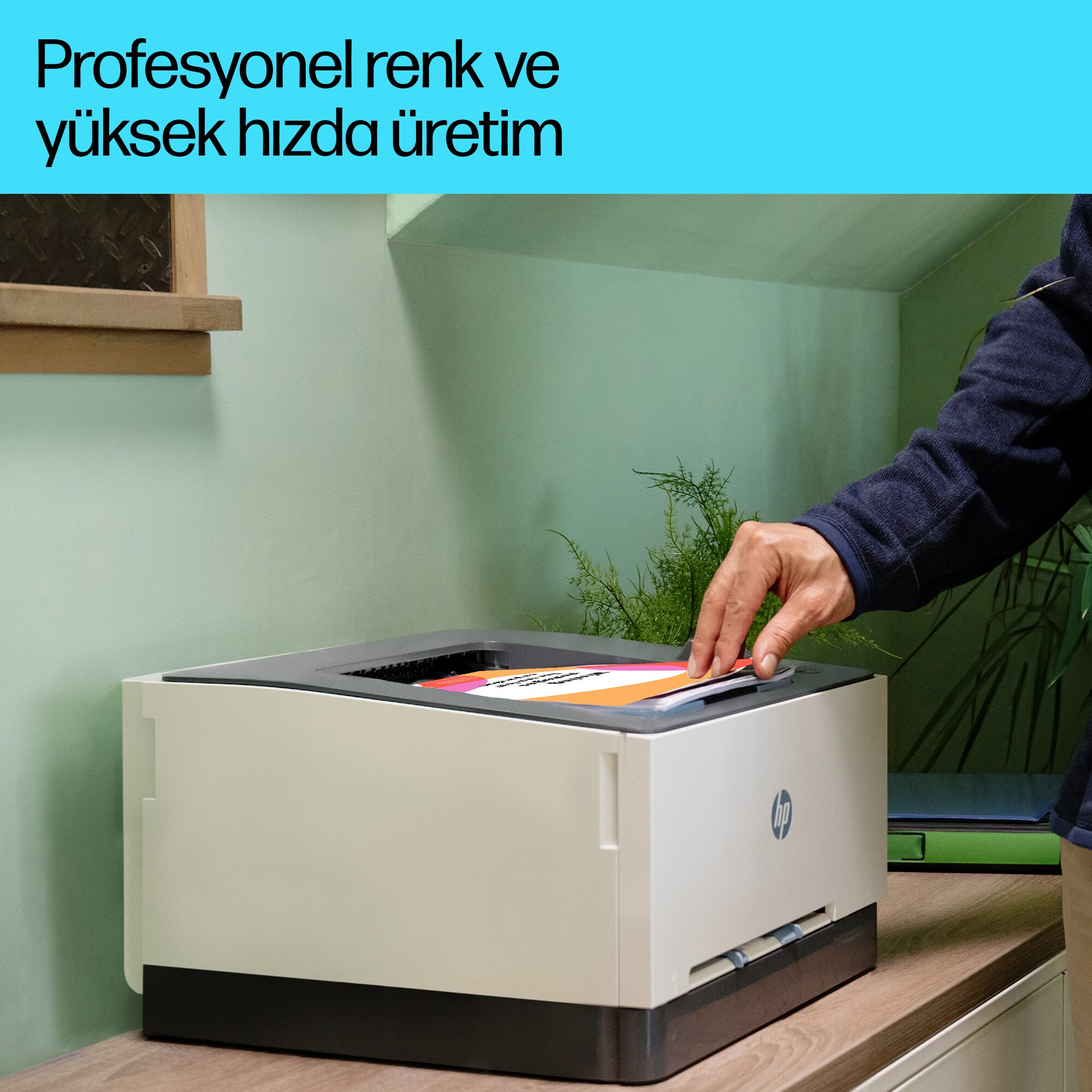 Bir adam renkli belgeleri beyaz bir HP yazıcıya yerleştiriyor.