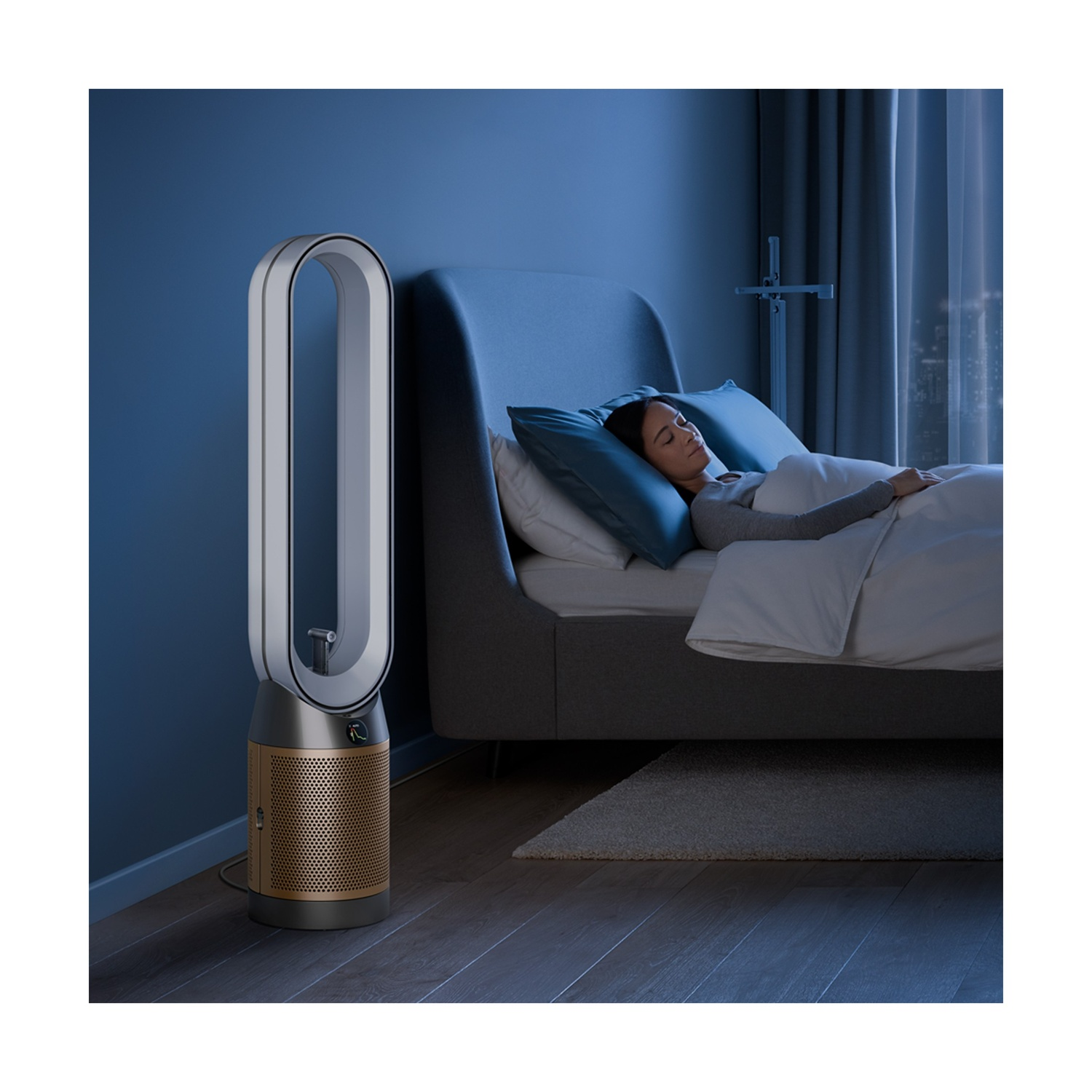 Una donna dorme in una camera da letto buia vicino a un purificatore d'aria.