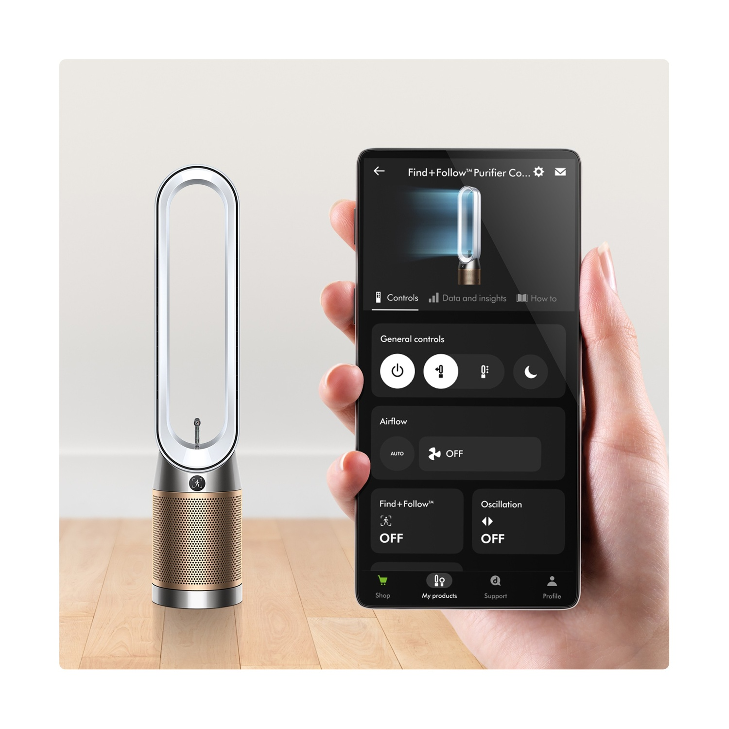 Un purificatore d'aria Dyson accanto a uno smartphone che mostra i controlli.