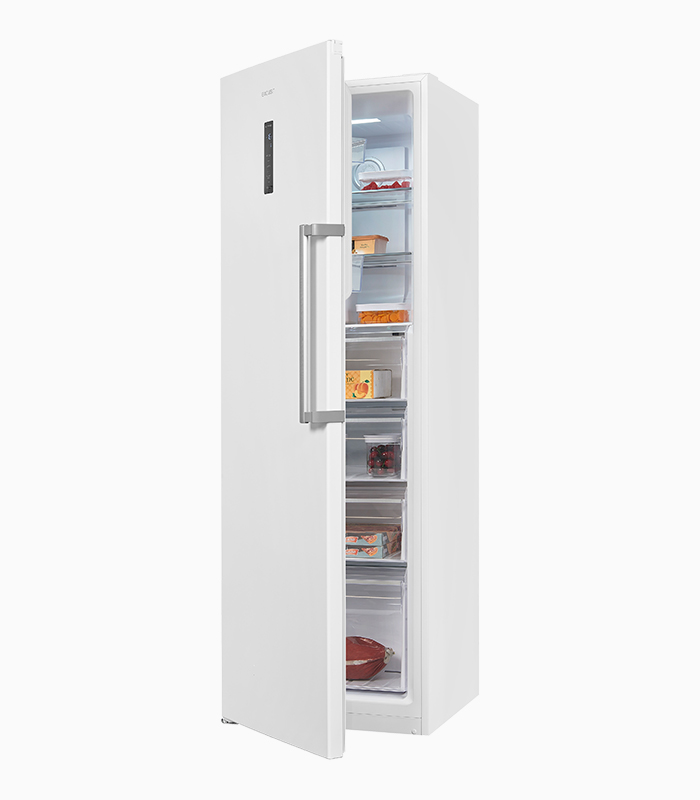 Ein weißer Kühlschrank mit offener Tür, gefüllt mit Lebensmitteln.