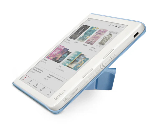 Biały czytnik e-booków Kobo z jasnoniebieską ramką i etui, wyświetlający okładki książek, jest ustawiony pod kątem na białym tle.
