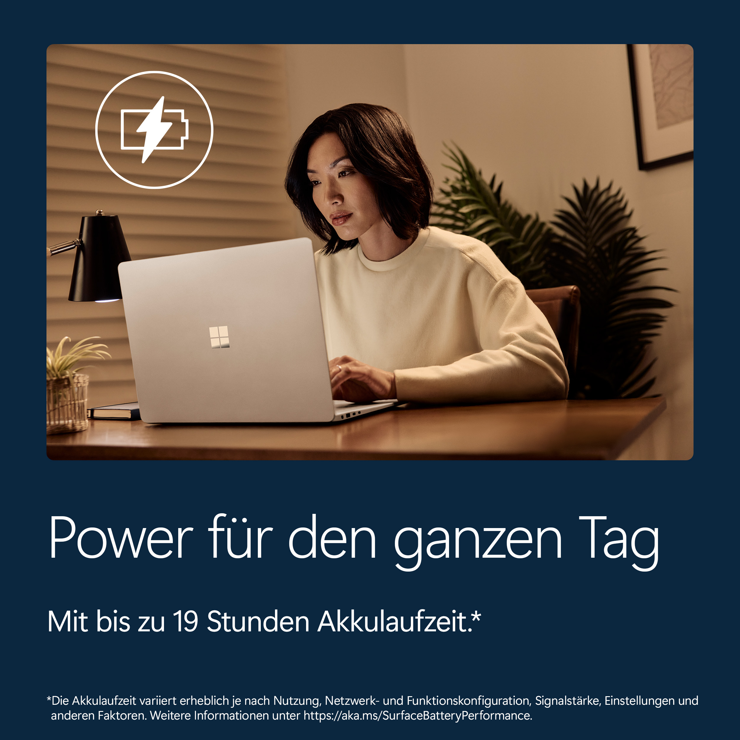 Eine Frau arbeitet an einem Laptop, mit einem Akkusymbol. Ganztägige Leistung.