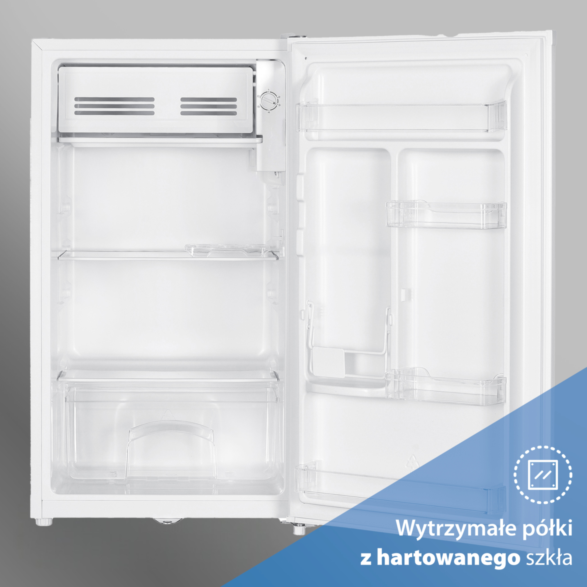 Pusty, biały lodówka z otwartymi drzwiami, widoczne szklane półki.