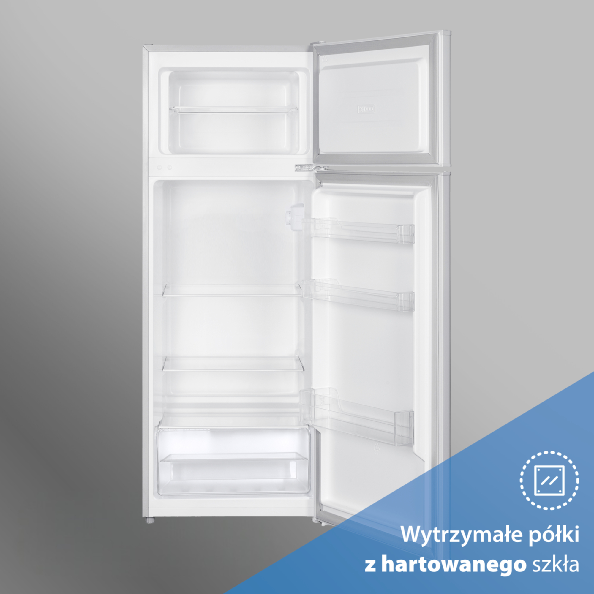 Pusty biały lodówka z otwartymi drzwiami, pokazująca szklane półki.