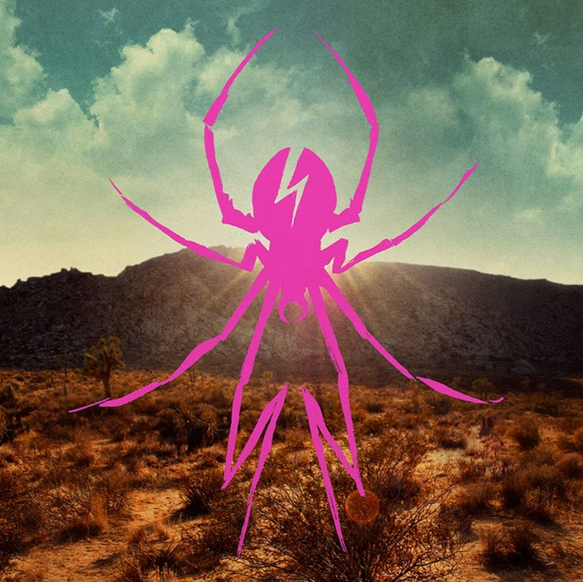 Eine pinke Spinne vor einer Wüstenlandschaft mit Bergen und Wolken.