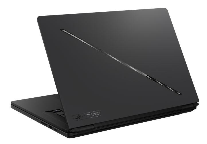 Ciemnoszary laptop, częściowo otwarty, z logo i napisem ROG.