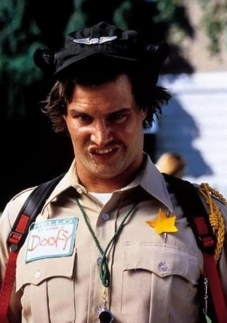Ein Mann in Uniform mit einer Stern-Anstecknadel und Namensschild.