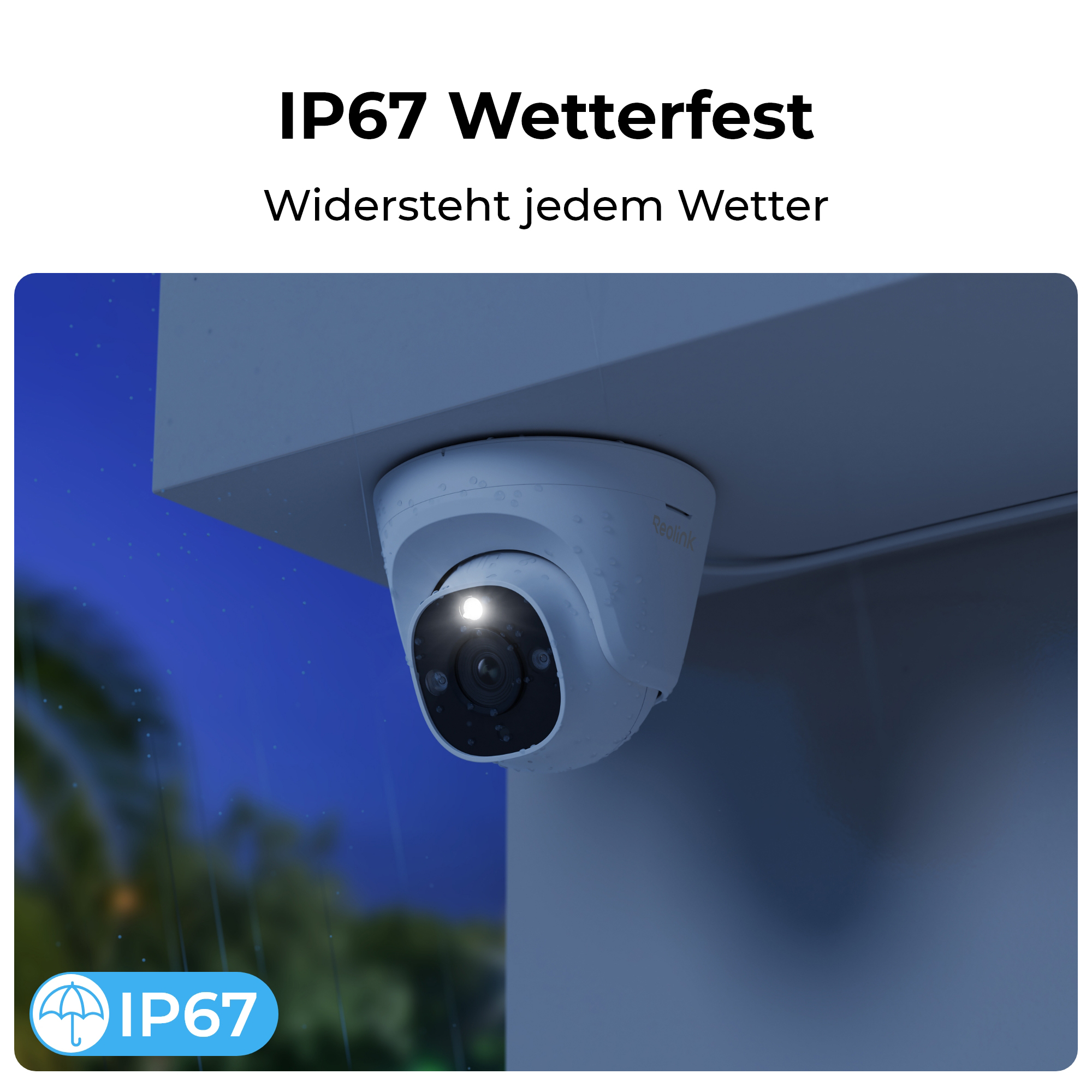 Eine weiße Überwachungskamera mit beleuchteter Linse bei Regen.