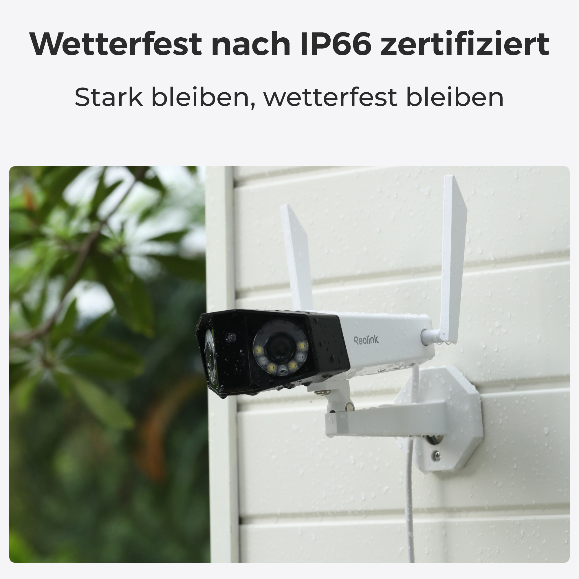 Eine weiße Reolink-Kamera mit Antennen ist an einer Wand montiert. Es regnet.
