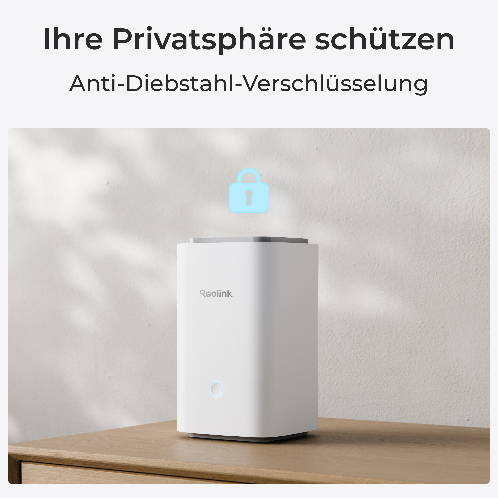 Ein weißer Router steht auf einem Holzschrank, ein blaues Schloss-Symbol darüber.