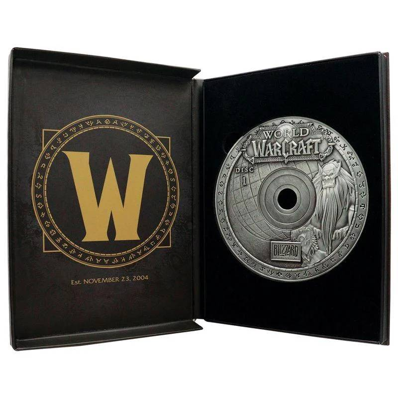 Estuche negro abierto con logo "W" y disco de World of Warcraft.